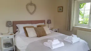 Luxury studio suite at Hawthorn Farm, kingsize bed, jacuzzi bath, private garden - Image 4