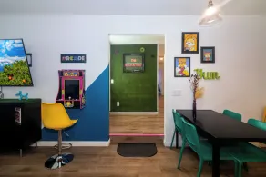 Bright Vibes Home- Sleeps 8- 1 block to University- Pacman, BBQ, Indoor Gym - Image 2
