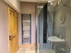 Lodge avec vue sur la montagne, lodge de luxe en forêt avec jacuzzi - Image 2