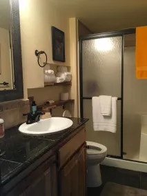 Évadez-vous au studio Sunriver avec bain à remous et connexion Wi-Fi gratuite - Image 3