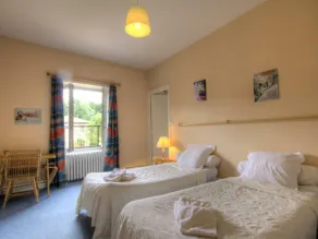 Spacious accommodation with leisure activities and outdoor space - Image 5