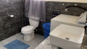 Beautiful and Spacious 1 bedroom apt close to Supermarket and local attractions. - Image 2