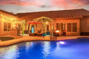 Nouvelle maison! Rare Villa Luxe Oasis Au Bord Du Lac. Niveau unique avec piscine chauffée et spa. - Image 4