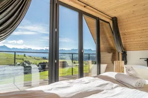 Home with a bathtub overlooking the mountains - Image 5