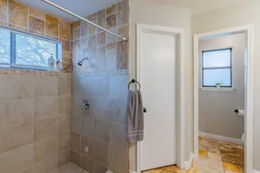 Beautiful Home with Sunroom, Gameroom, Yard & BBQ - Image 3