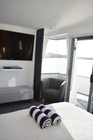 Luxury Houseboat - Drift Flotel - Image 5