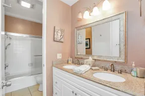 *** Ocean VIEW- 2 bed- Book FALL semaines! Immense balcon avec vue sur la mer! - Image 4