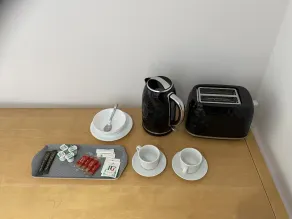Modern Cosy Room Close to city centre Free Parking - Image 5
