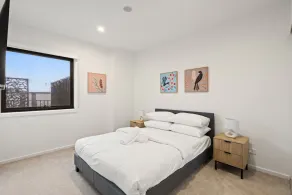 Stylish 2-Bed Townhouse with Balcony - Image 5