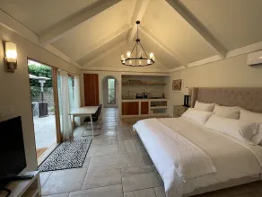 Charming, Private, Poolside Cottage - Image 4
