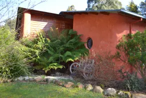 Self-contained in beautiful quiet surroundings with valley and mountain views - Image 4