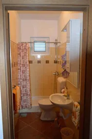 Holiday apartment with garden and barbecue - Image 2