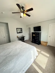 Home away from home! Entire townhome- large backyard. Close to many colleges. - Image 5