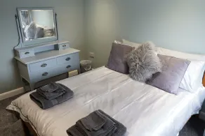 Stunning 2-bedroom Log Cabin - Image 2