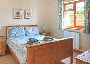 Spacious lodge with one double and one twin. - Image 3