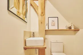 Luxueux chalet familial avec cadre en chêne avec un style intérieur contemporain - Image 4