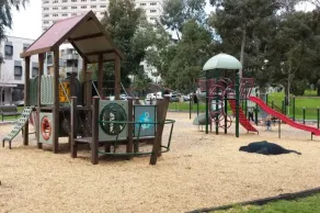 Comodo appartamento, vicino al parco giochi e alla zona barbecue e 3 fermate di treno per il CBD! - Image 3