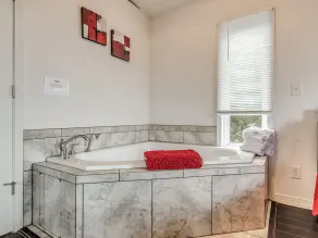 Træhus til 2 m / udsigt til solnedgang * Kæledyr tilladt * Jacuzzi-badekar * Privat og hyggeligt - Image 4