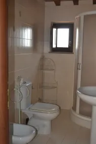 Panorama-Dreizimmerwohnung mit Garten, Swimmingpool, Tennis, auf dem Land in der Nähe des Meeres und Dienstleistungen - Image 5