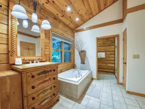 4 BR Mountain cabin with beautiful long range views in quiet gated community - Image 3