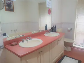 \"Roxy\" Spacious Cosy Getaway - Near Melbourne Airport - Image 5