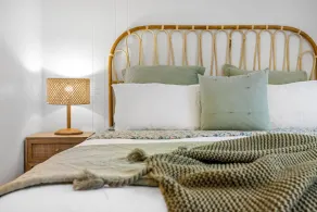 The Love Shack, Blairgowrie - Romantic, private bungalow, walk to Blairgowrie village and beach - Image 3