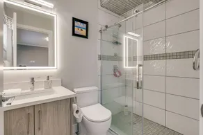 Rare find 6 bedroom  3 full bath newly renovated and new furniture and beds - Image 2