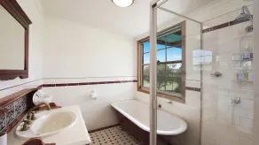 Windsors Edge Residence & Homestead - Image 2