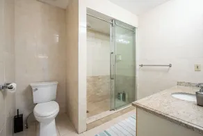 Spacious Beautiful House in Mississauga, 15 minutes from Toronto PRIME LOCATION! - Image 4