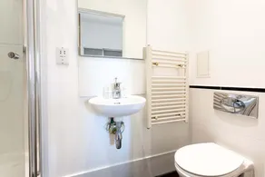 Bright & Comfortable Angel Apartment - Image 4