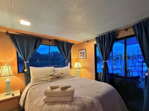 Dockside Retreat Aboard Savannah Rae - Image 2