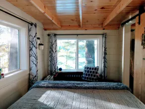 Liten Stuga ~ Romantic Getaway ~ Hot Tub with Stunning Lake View ~ Dog Friendly - Image 4