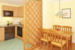 Family and dog-friendly apartment with balcony and lake view in top beach location - Image 5