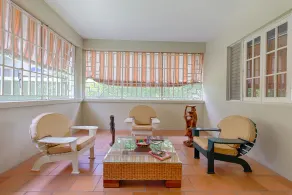 Spacious Art-Deco  Guest House - Image 3