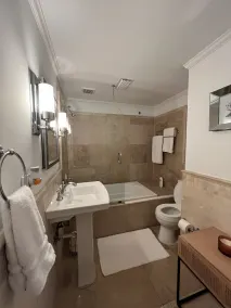 Spectacular Modern Luxury - Prime Hyde Park Bayshore 12 person Spa & Coldplunge - Image 4