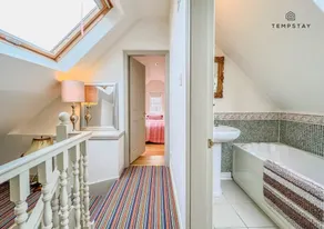 LUXURY HOME - CENTRAL WINDSOR, GATED PARKING - By Tempstay - Image 3