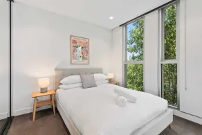 Chic 2-Bed with Free Parking in South Yarra - Image 5