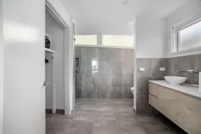At Agnes Ave: coastal views - Image 2