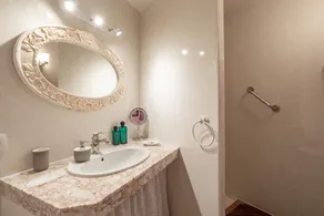 Guest House 'Oranger Chambre Double Vue Jardin' con giardino in comune, Wi-Fi e aria condizionata - Image 4