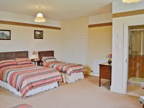 4 bedroom accommodation in Porlock - Image 4
