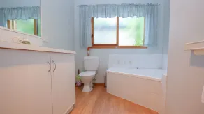Bright Country Home - Image 3
