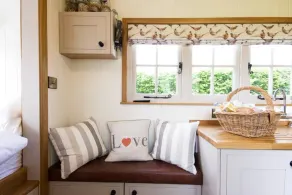 Secluded and Luxurious Shepherd's Hut - Image 5