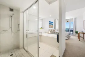 Stunning Apartment Opposite Town Beach with Spectacular Ocean Views - Image 2
