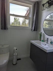 Spacious 3 Bedroom Cabin by the lake Sleeps 6 - Image 2