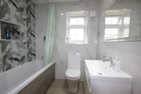 Elegant 4 Bed 3 Bath House & Parking by CozyNest - Image 2