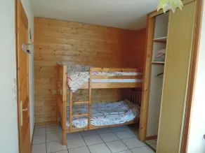 Udlejning af indhegnet hytte med grill og legeplads - Image 3