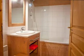 Wifi, 300m from ski slopes, swimming pool, sauna, terrace, balcony, parking, ski locker, 67m² - Image 2