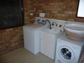 Maloneys Beach House - pet friendly and directly opposite Maloneys beach - Image 5