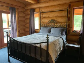 Maison en bois sur mesure entourée de lacs - Image 4