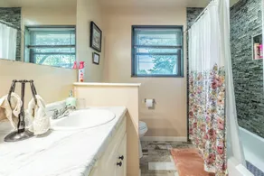 Spacious 3-Bedroom Home - Pet Friendly with Fenced Backyard - Image 4